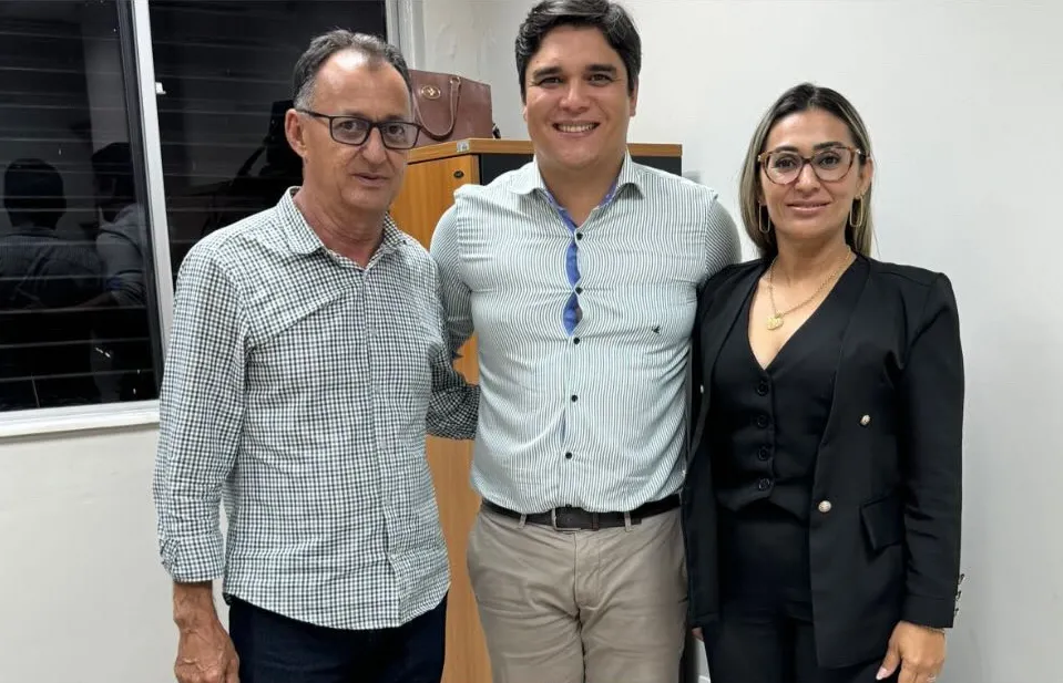 Deputado Vitor Bonfim recebe vereadora Dayane de Terezinha para discutir demandas de Presidente Jânio Quadros