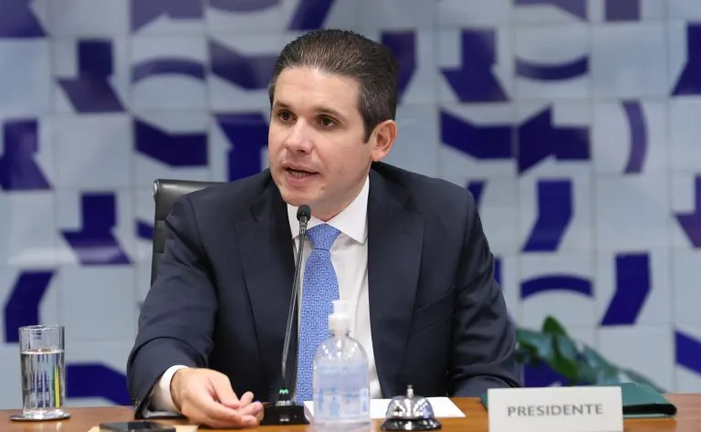 Hugo Motta proíbe cartazes, banners e panfletos nos plenários da Câmara dos Deputados