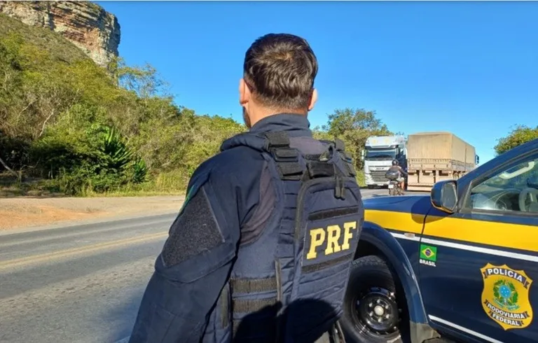 PRF presta apoio a mulher em situação de vulnerabilidade na BR-242, na Bahia