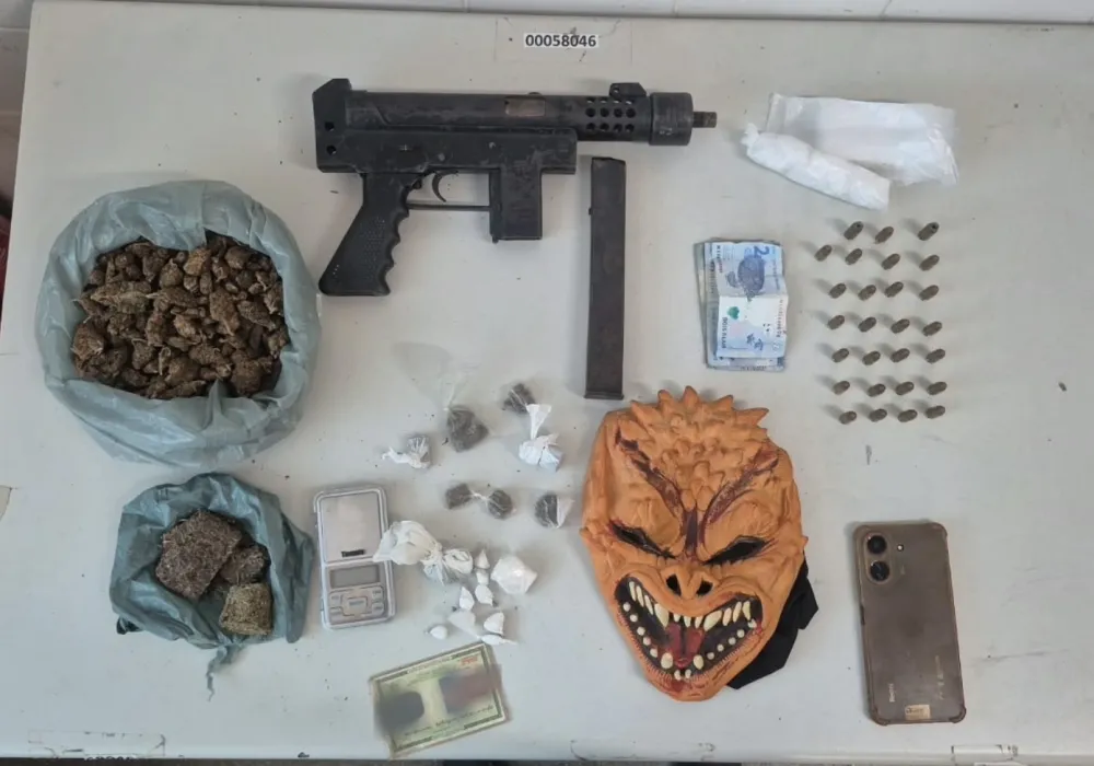 Motociclista é abordado com maconha e PM apreende submetralhadora, munições e drogas na zona rural de Guanambi