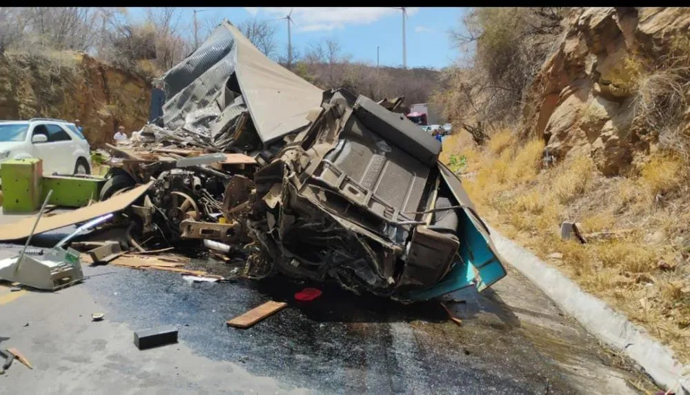 Acidente na Serra dos Brindes bloqueia rodovia e deixa motorista ferido