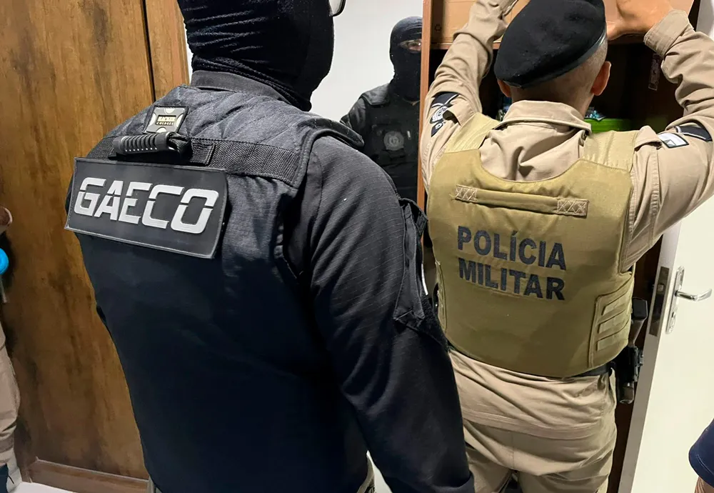 Operação 'Banda Suja' prende quatro PMs investigados por formação de milícia na região de Ipirá