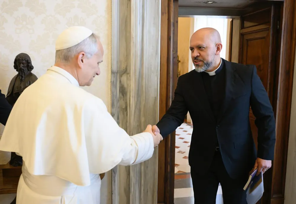 Padre brumadense participa de audiência com o Papa Leão XIV no Vaticano