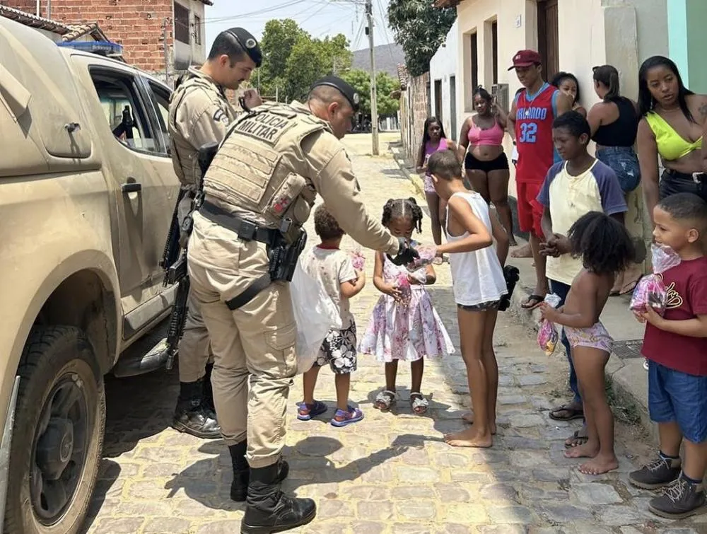 24º BPM realiza ação solidária em bairros de Brumado no Dia das Crianças