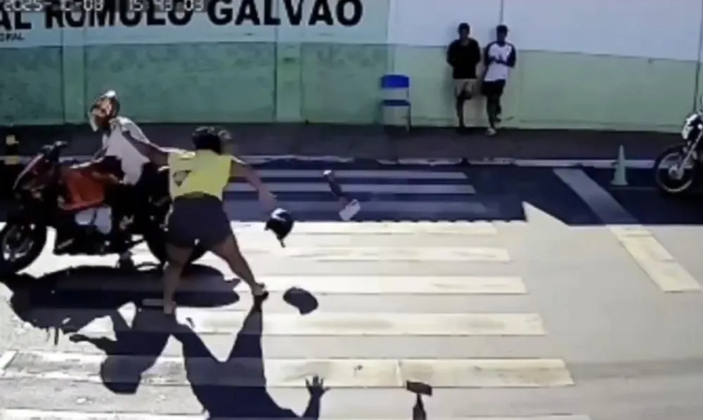 Mulher é atropelada por motocicleta na faixa de pedestres em Livramento de Nossa Senhora