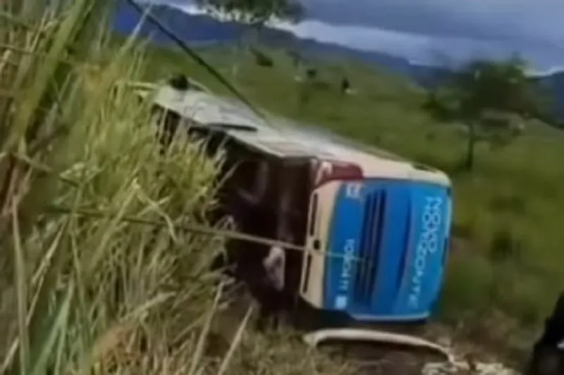 Ônibus da Novo Horizonte tomba na BA-670 e deixa passageiros feridos no sudoeste da Bahia
