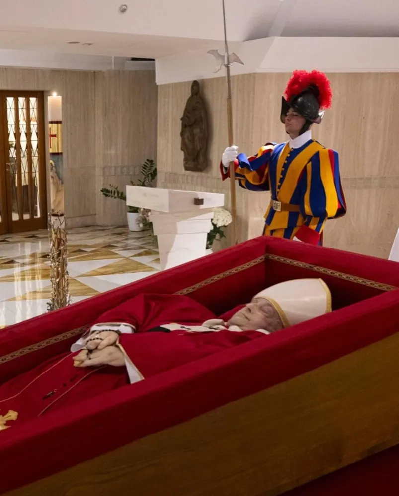 Vaticano divulga primeiras imagens do velório do Papa Francisco na Capela da Casa Santa Marta