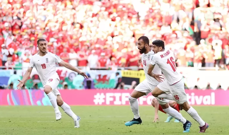 Irã marca duas vezes no fim, bate Gales e leva torcida à loucura