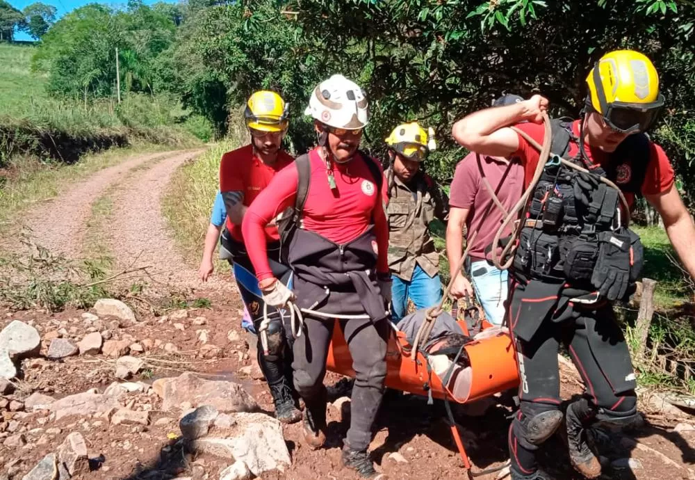 Bombeiros baianos carregam vítima por trilha de 3 km e resgatam 208 pessoas em áreas de risco do RS
