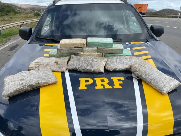 PRF apreende 10 kg de drogas escondidas em SUV durante abordagem em Nova Itarana