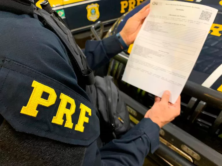 Homem é preso pela PRF com mandado de prisão em aberto por porte ilegal de arma de fogo