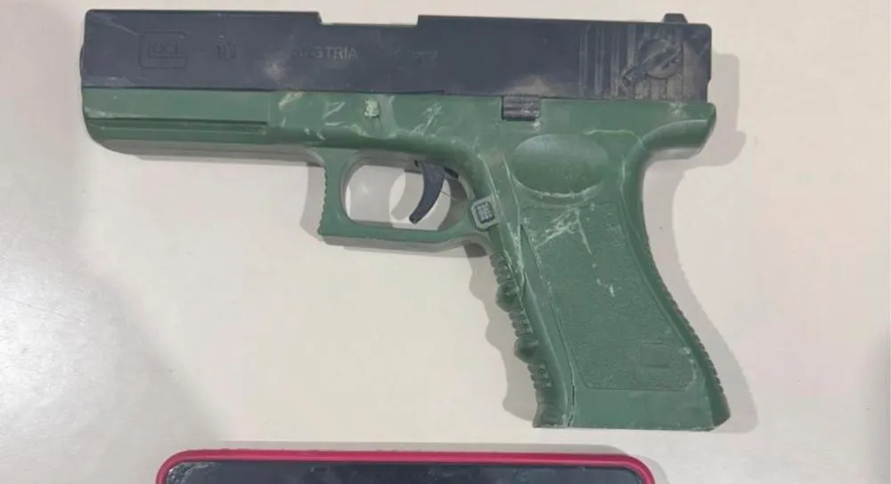 Polícia apreende simulacro de arma e recupera moto roubada após tentativa de assalto em Guanambi