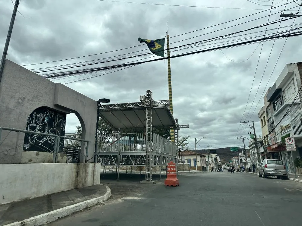 Brumado inicia montagem da estrutura para o Desfile Cívico Militar de 7 de Setembro