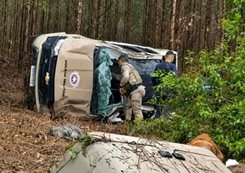 Viatura da Polícia Militar capota na BA-275 e deixa policiais feridos em Belmonte