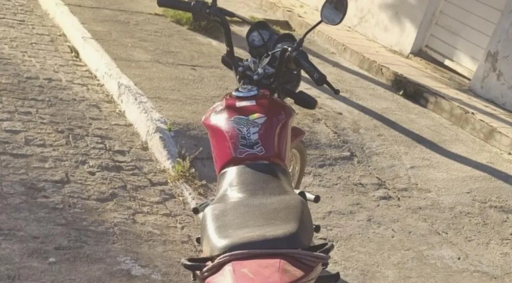 Polícia Militar recupera motocicleta furtada e conduz suspeito à delegacia em Guanambi