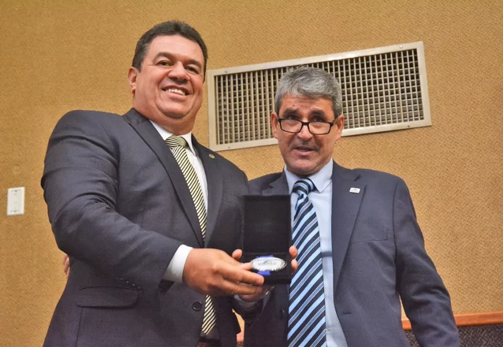 Deputado Marquinho Viana recebe comenda ABESE em sessão especial