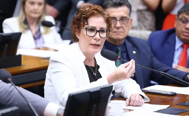 Relator apresenta parecer preliminar pela admissibilidade de processo disciplinar contra Carla Zambelli