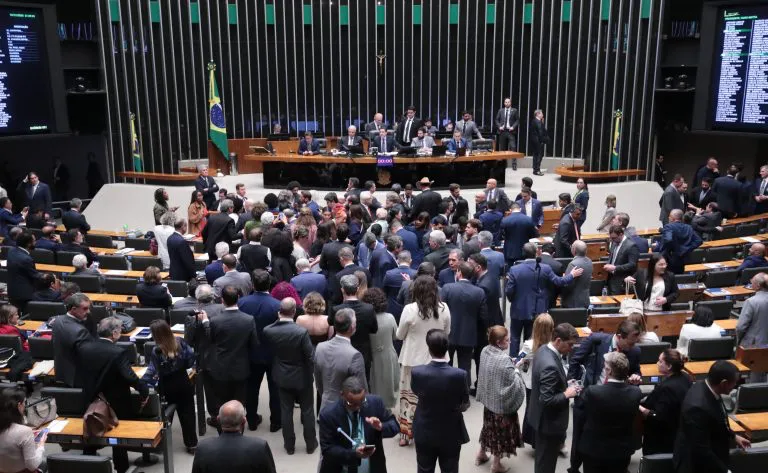 Por insuficiência de votos pela cassação, Câmara dos Deputados mantém mandato da deputada Carla Zambelli