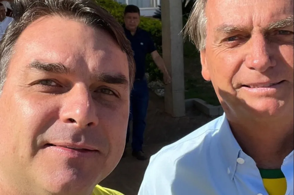 Alexandre de Moraes autoriza Flávio Bolsonaro a visitar o pai, preso em casa