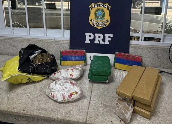 PRF apreende mais de 12 kg de drogas em ônibus na BR-116, no sudoeste da Bahia