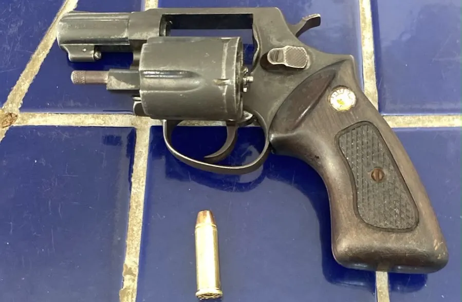 PM prende homem com revólver calibre .38 e munição em estabelecimento na área da Feira Livre de Brumado