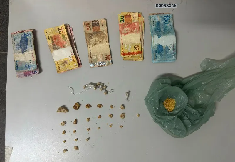 Homem é preso com 31 pedras de crack durante ação da PM no bairro Monte Pascoal, em Guanambi