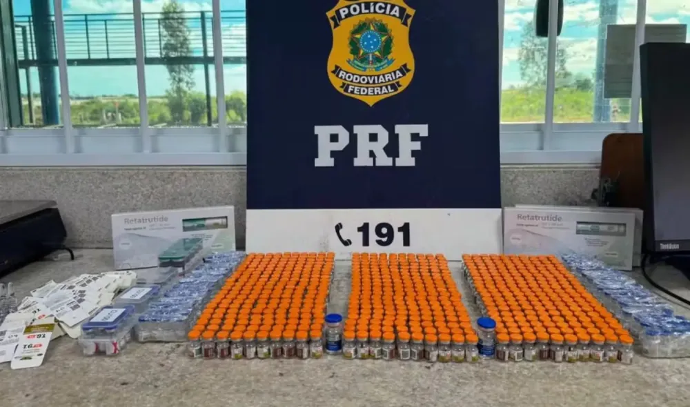 PRF apreende 14 quilos de drogas e medicamentos irregulares em ônibus na BR-116, em Vitória da Conquista