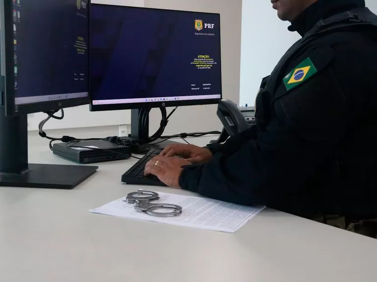 Caminhoneiro com mandado de prisão em aberto é preso pela PRF em Milagres