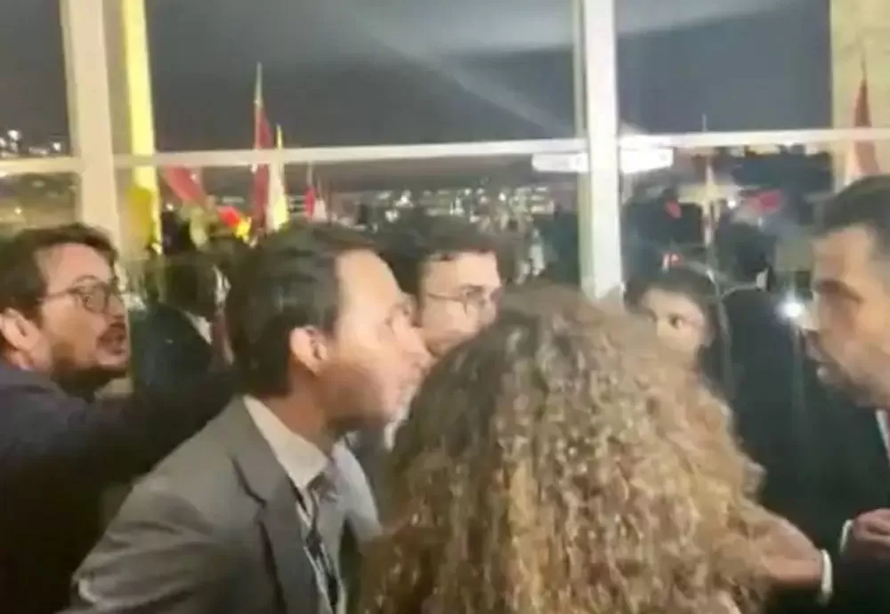 Jornalistas são agredidos por seguranças durante cúpula sul-americana