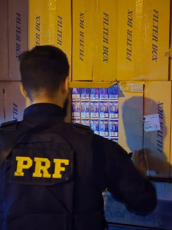 PRF apreende caminhão carregado com cigarros contrabandeados na BR-116, em Milagres