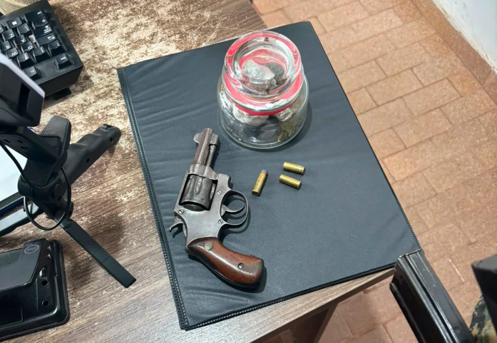 Homem é preso com revólver e drogas durante operação conjunta em bar de Barra da Estiva