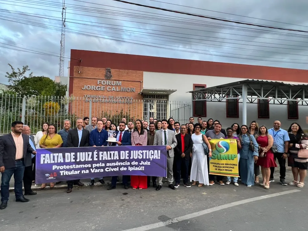 OAB de Ipiaú 'comemora' com bolo um ano sem juiz na Vara Cível e 11 mil processos parados