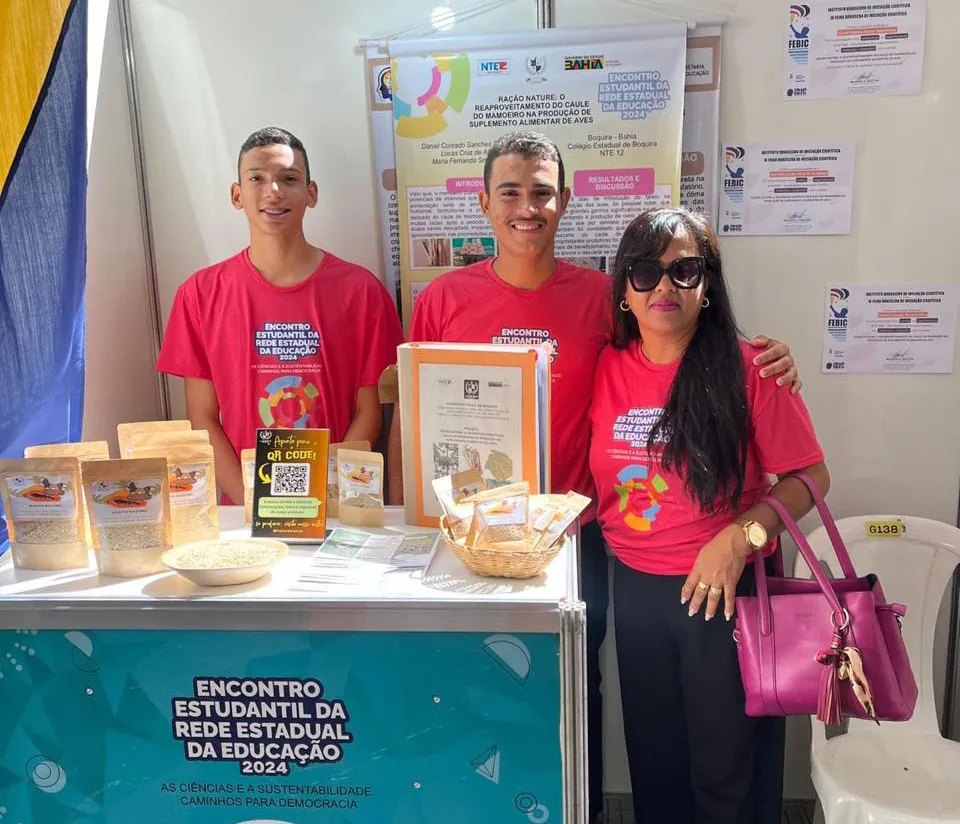 Estudantes de Boquira produzem ração para aves à base do caule do mamoeiro