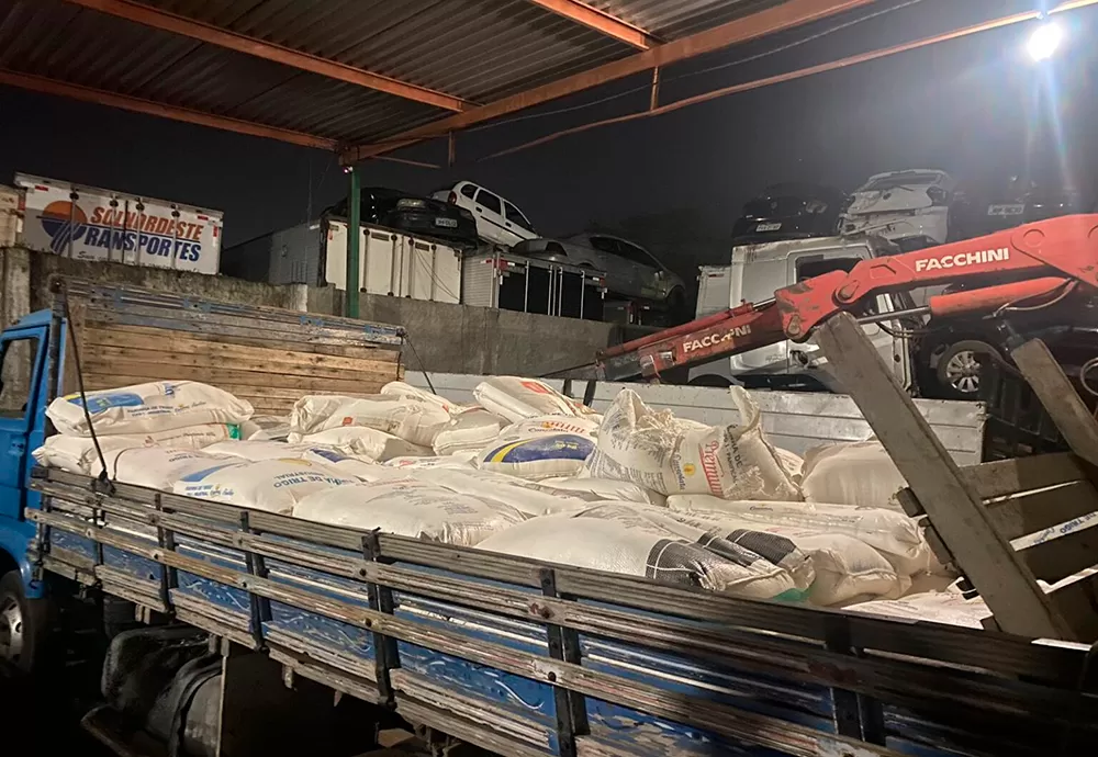 Três são flagrados descarregando carga furtada em Jequié