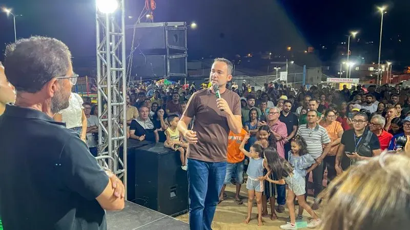 Brumado: Em noite de inauguração da Praça Berinha, prefeito anuncia pavimentação para ruas do bairro Olhos D’Água