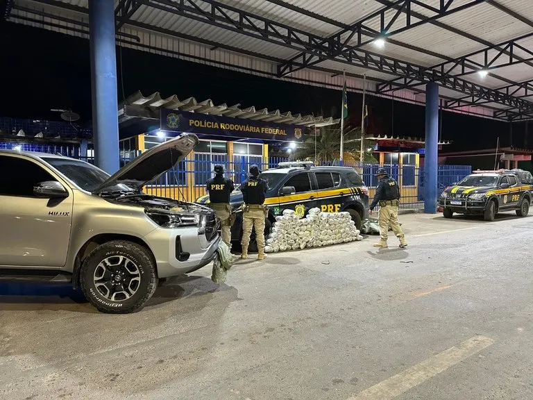 PRF recupera caminhonete roubada e apreende quase 50 kg de maconha em Barreiras