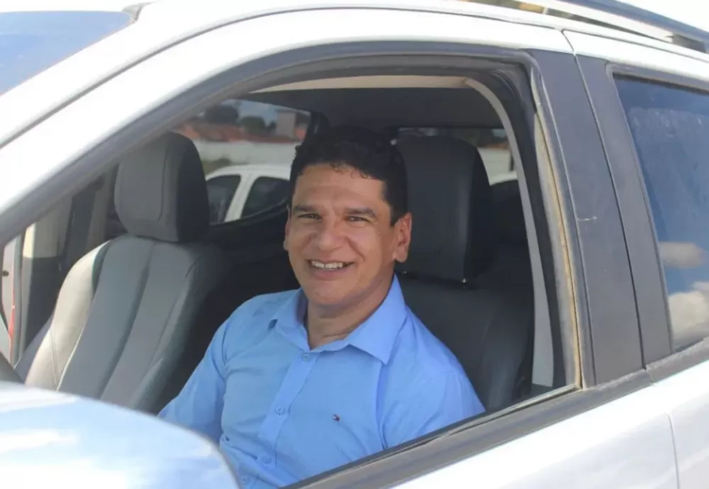 Prefeito de cidade na Bahia é baleado no pescoço enquanto conversava com noiva