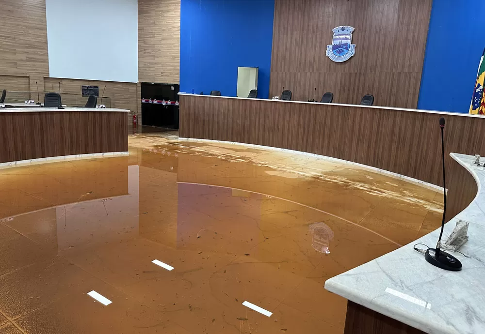 Chuva intensa alaga Câmara de Vereadores de Brumado, causando danos materiais