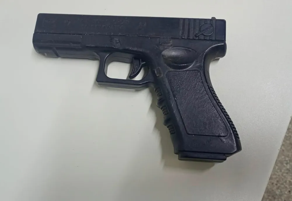 PM apreende simulacro de arma de fogo após denúncia de homem armado em Presidente Jânio Quadros