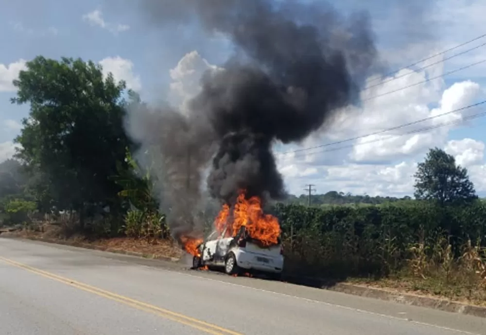 Veículo é consumido pelas chamas na BA-262 treche entre Conquista e Itambé