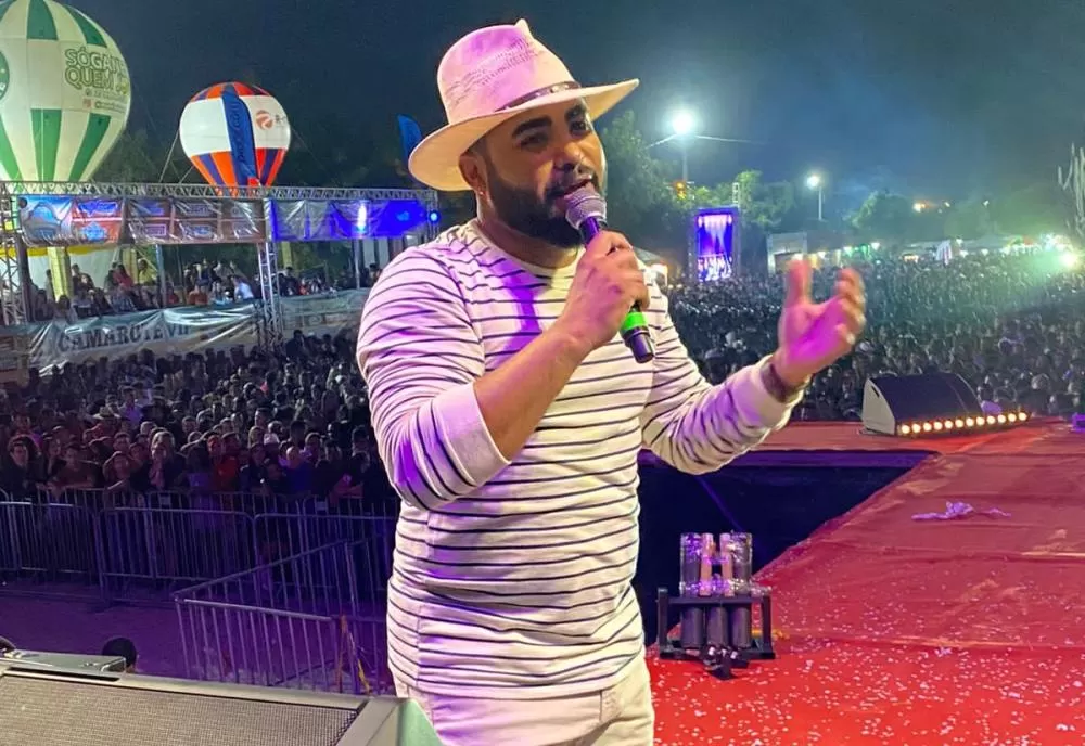 Ikaro Lobo encanta público em apresentação na 33ª Missa e Vaquejada de Lagoa Real