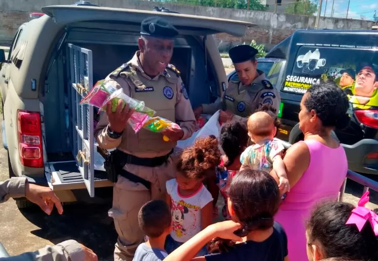 Dia das Crianças: mais de 3 mil brinquedos, lanches e roupas são entregues aos pequenos pela PM na Bahia