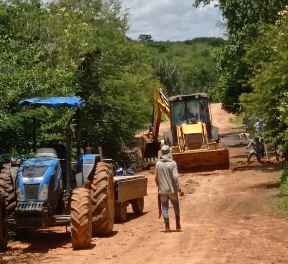 Brumado: Populares se unem e realizam operação tapa buracos na região de Arrecife