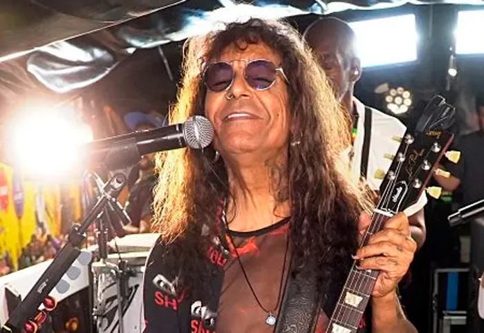 Rei do Axé, Luiz Caldas embala a pipoca com clássicos na abertura do Carnaval, em Salvador