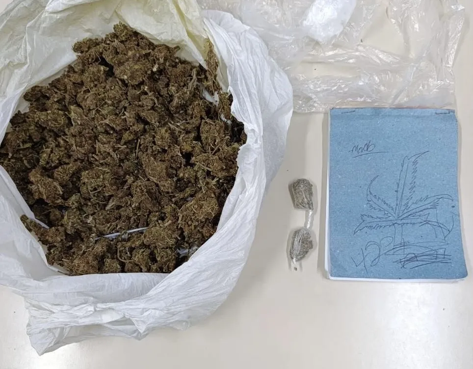 Homem é detido após tentar fugir e descartar droga durante abordagem policial em Guanambi