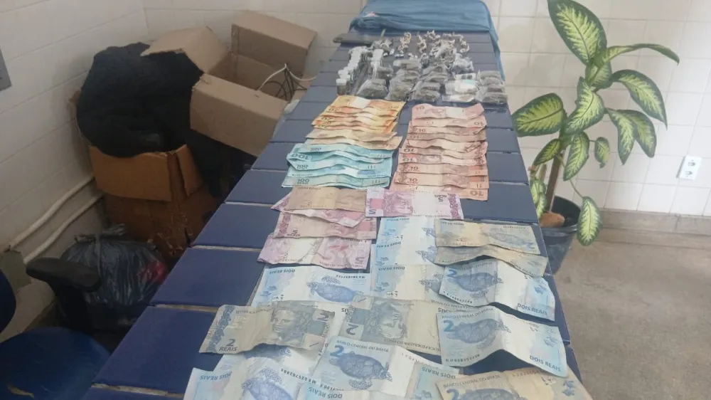 Polícia Militar desarticula ponto de tráfico e apreende grande quantidade de drogas e dinheiro em Brumado