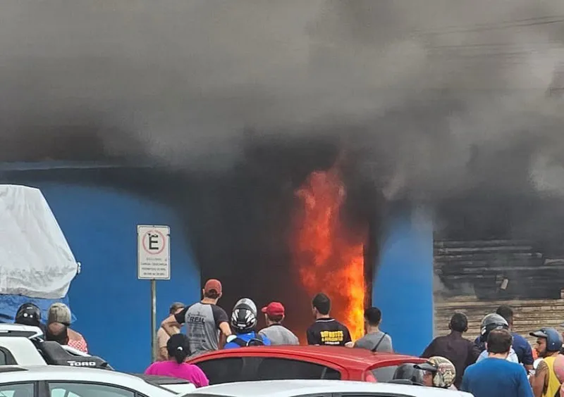 Incêndio de grandes proporções atinge comércio em Livramento de Nossa Senhora