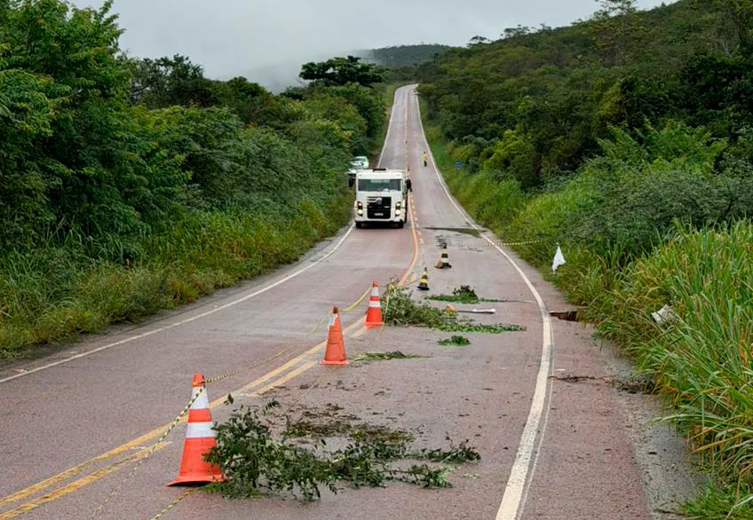 Seinfra aguarda melhora do tempo para iniciar reparos em ponto afetado da BA-142 entre Ituaçu e Barra da Estiva