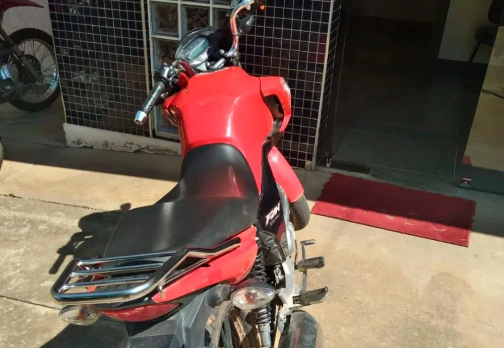 Polícia Militar recupera motocicleta com restrição de roubo/furto em Botuporã