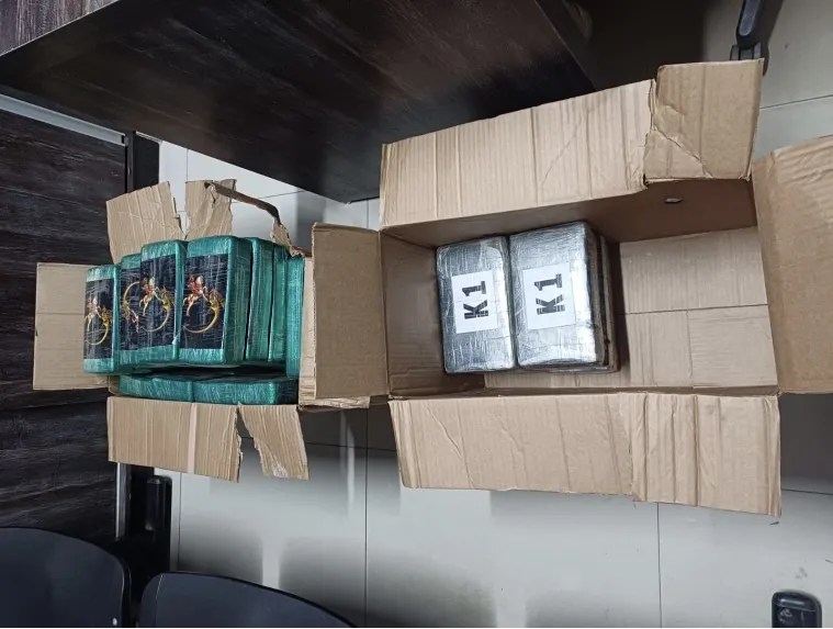 PRF apreende quase 60 kg de drogas escondidos em caminhão na BR-242, em Barreiras